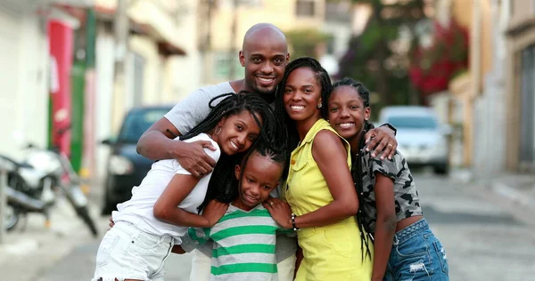 Güzel Siyah Aile Kucaklaşması Sevgi Dolu Bir Baba Karısına Çocuklarına — Stok fotoğraf