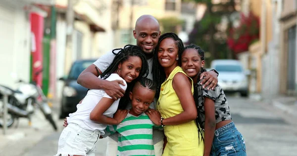 Mooie Zwarte Familie Omhelzing Liefdevolle Vader Knuffelende Vrouw Kinderen Afrikaanse — Stockfoto