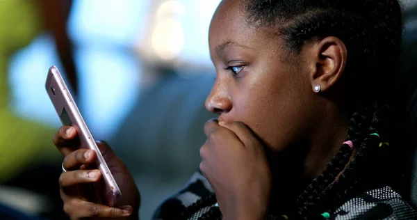 African Teen Girl Reading Content Cellphone Device Reacting Shock Emotion — Stockfoto