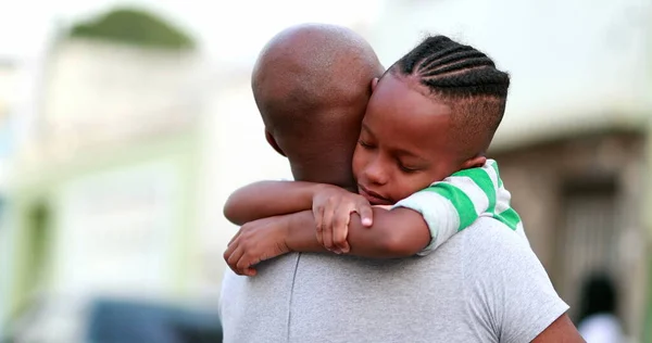 Hijo Africano Abrazando Padre Negro Etnia Familia Amor Afecto Abrazo —  Fotos de Stock