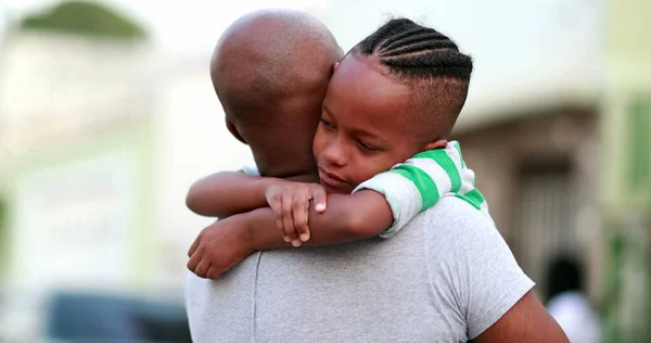 Hijo Africano Abrazando Padre Negro Etnia Familia Amor Afecto Abrazo —  Fotos de Stock