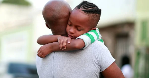 Filho Africano Abraçando Pai Etnia Negra Amor Familiar Carinho Abraçar — Fotografia de Stock