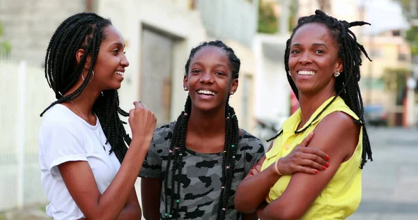 Madre Africana Riendo Junto Con Hijas Adolescentes Fuera Pie Calle —  Fotos de Stock