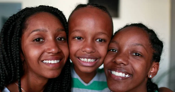 African Children Smiling Camera Black Ethnicity Little Boy Teen Sisters — Stockfoto