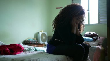 Evde endişeli bir insan endişeli ve sorunlu bir siyah kadın endişeli hisseder.