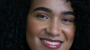 Yakından gülümseyen Latin bir zenci kadın.