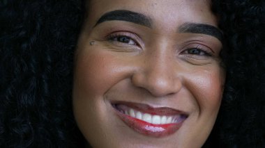 Yakından gülümseyen Latin bir zenci kadın.