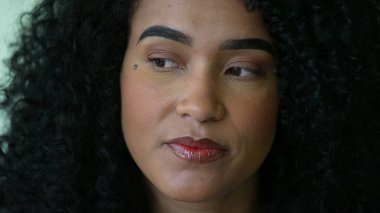 Şüpheci bir zenci kadın düşünceli bir Afrikalı 'yı yakından izler.