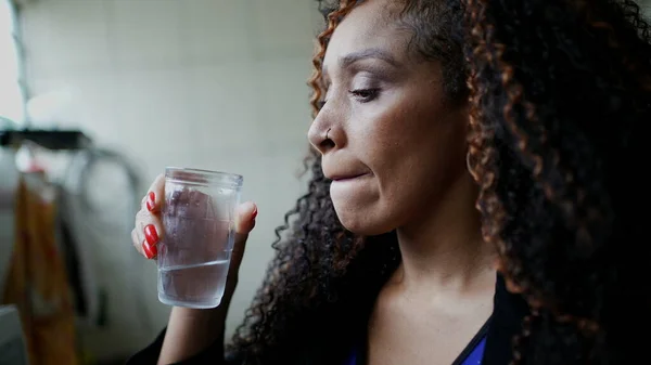 喝玻璃水的人一个黑人女人喝淡水 — 图库照片