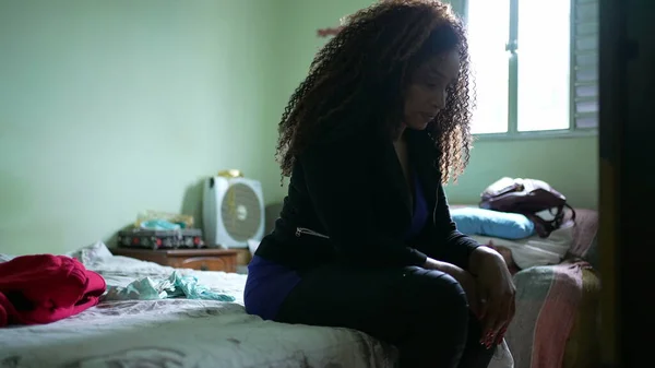 Una Persona Preocupada Casa Sintiendo Ansiedad Problemas Una Mujer Negra — Foto de Stock
