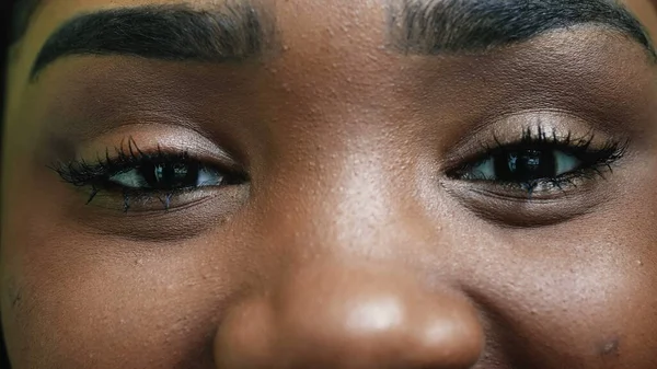Gülümseyen Siyah Latin Latin Kız Makro Gözler — Stok fotoğraf