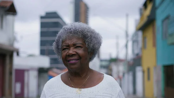 Старшая Черная Женщина Идет Вперед Городской Улице — стоковое фото