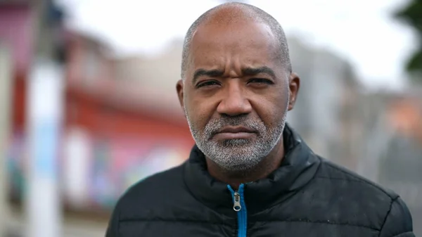 Ένα Ηλικιωμένο Πρόσωπο Πορτραίτου Μαύρου Άντρα Σοβαρή Έκφραση Κοιτάζοντας Την — Φωτογραφία Αρχείου