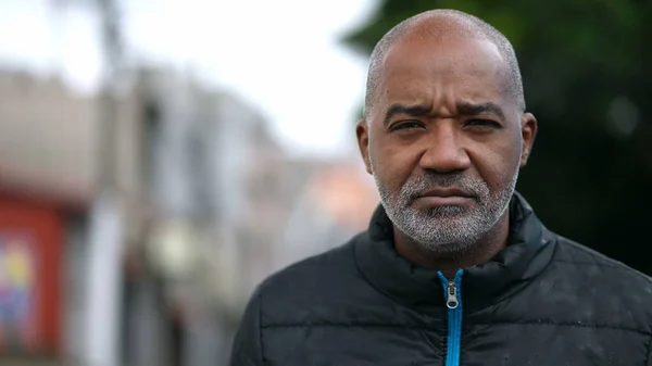 Ένα Ηλικιωμένο Πρόσωπο Πορτραίτου Μαύρου Άντρα Σοβαρή Έκφραση Κοιτάζοντας Την — Φωτογραφία Αρχείου