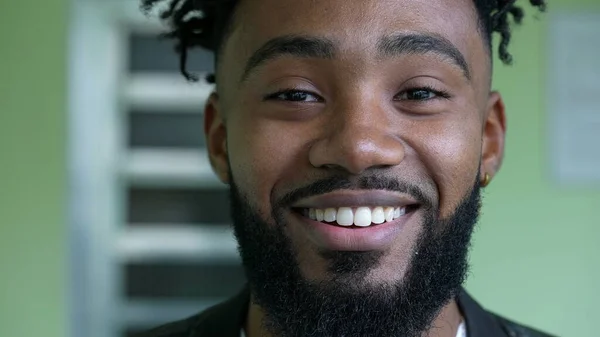 Jovem Feliz Sorrindo Retrato Rosto Close — Fotografia de Stock