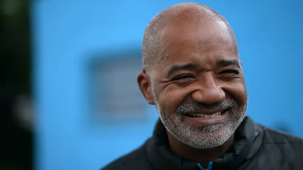 Ένας Ευτυχισμένος Ηλικιωμένος Μαύρος Άνδρας Προσωπογραφία Χαμογελώντας Στην Κάμερα Που — Φωτογραφία Αρχείου