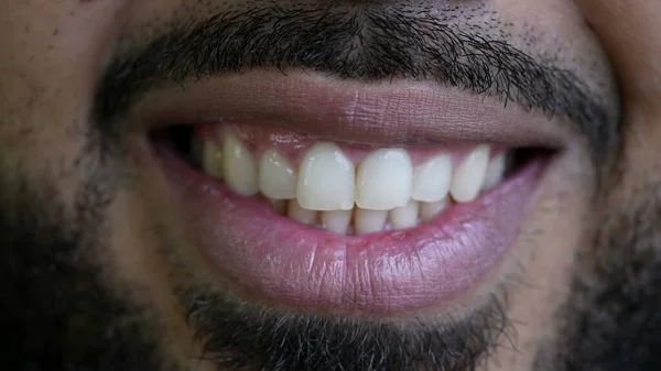 Przypadkowy Hiszpan Uśmiechający Się Makro Bliska — Zdjęcie stockowe