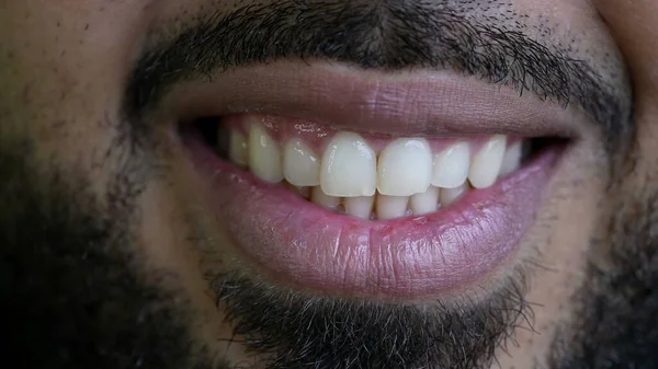 Hombre Hispano Casual Sonriendo Cerca Macro Sonrisa —  Fotos de Stock