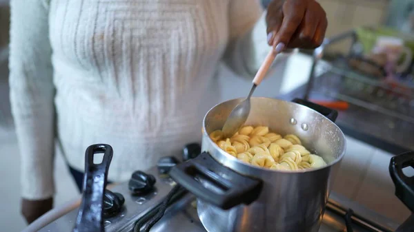 一位巴西老年人在家做饭 一位年长的黑人妇女在做饭 — 图库照片