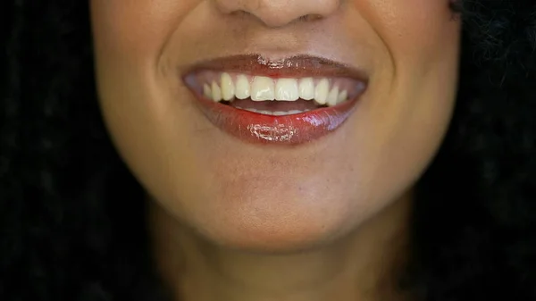 Czarna Kobieta Uśmiecha Się Makro Zbliżenie Usta — Zdjęcie stockowe