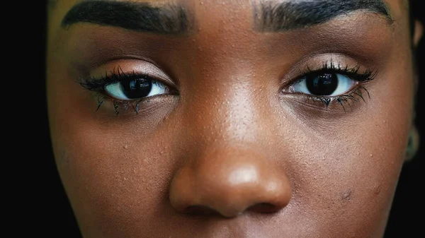 Черная Девушка Подросток Закрывающая Глаза Медитации Открывает Глаза Макро Крупным — стоковое фото