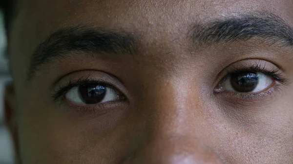 Seorang Pria Hitam Mata Close Melihat Kamera Orang Afrika Makro — Stok Foto