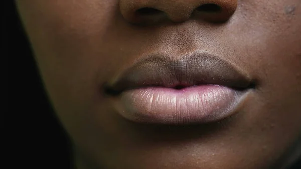 Uma Menina Negra Close Boca Uma Mulher Africana Rosto Macro — Fotografia de Stock