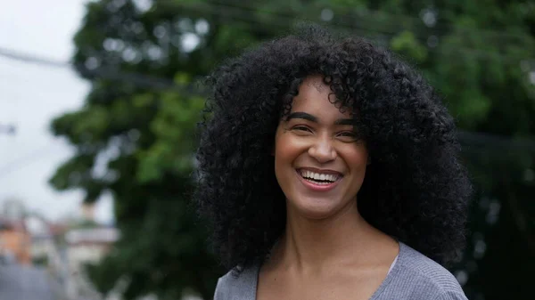 Jovem Mulher Rindo Sorrindo Pessoa Feliz — Fotografia de Stock