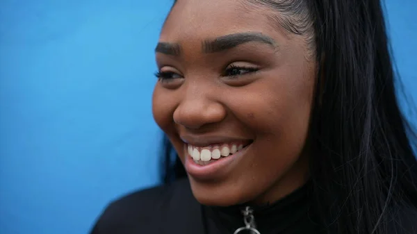 Щаслива Чорна Дівчина Посміхається Портрет Обличчя — стокове фото