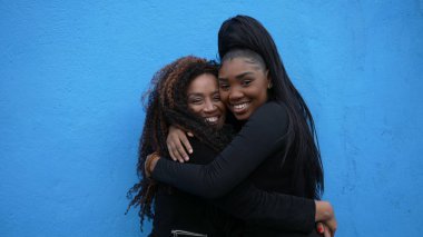 Anne ve bir genç kız. Sevgi ve şefkat dolu gülümseyen portre.