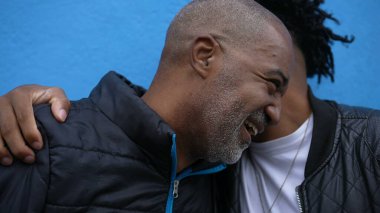 Güzel baba-oğul hassas bir an. Yetişkin oğul ve kıdemli baba.