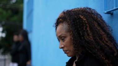 Gergin bir Afrikalı kadın stresli anlar yaşıyor.