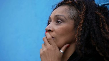 Gergin bir Afrikalı kadın stresli anlar yaşıyor.