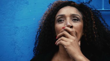 Gergin bir Afrikalı kadın stresli anlar yaşıyor.