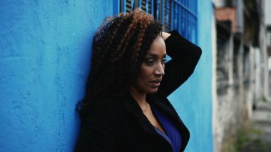 Gergin bir Afrikalı kadın stresli anlar yaşıyor.