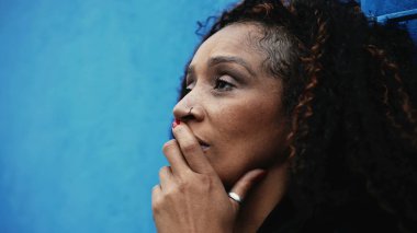 Gergin bir Afrikalı kadın stresli anlar yaşıyor.