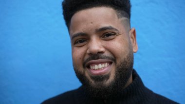 Gülümseyen genç bir zenci portresi.