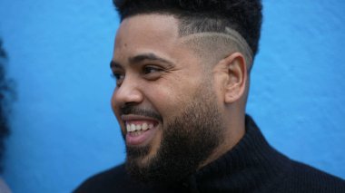 Mutlu Brezilyalı bir adam kendiliğinden gülüyor.