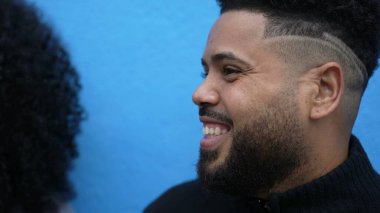 Mutlu Brezilyalı bir adam kendiliğinden gülüyor.