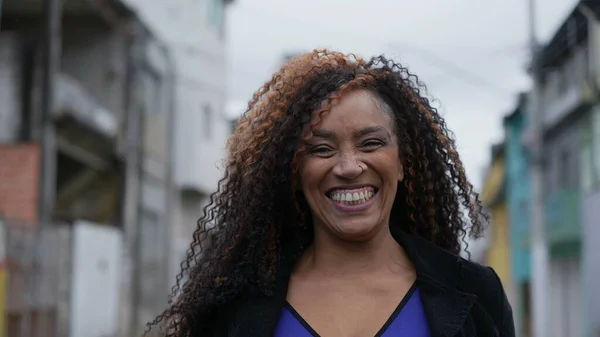 Caddede Yürüyen Mutlu Brezilyalı Latin Bir Kadının Portresi — Stok fotoğraf