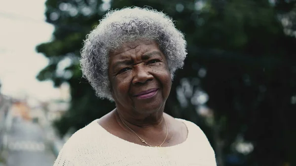 80 'li yaşlarda Brezilyalı bir kadının portresi dışarıda duruyor.