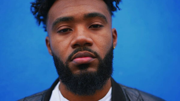 Портрет черного лица крупным планом, смотрящего в камеру