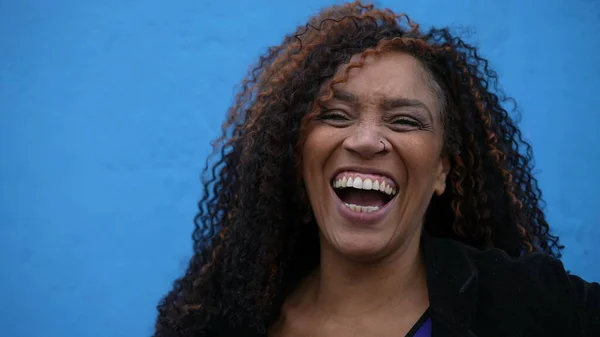 Eine Glückliche Latina Hispanische Schwarze Frau Lacht Und Lächelt Porträtgesicht — Stockfoto