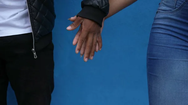 Ζευγάρι Ενώνει Χέρια Ενός Μαύρου Άντρα Και Μιας Γυναίκας Υποστήριξη — Φωτογραφία Αρχείου