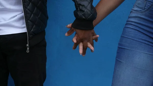 Para Łączy Dłonie Czarny Mężczyzna Kobieta Wspierają Kochają — Zdjęcie stockowe