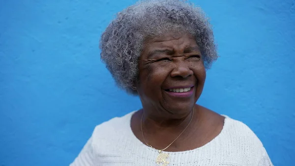 Una Cara Retrato Mujer Negra Sénior Africana Sobre Fondo Azul —  Fotos de Stock