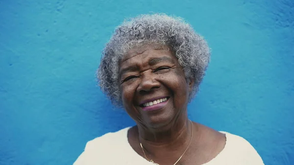 80 'li yaşlarda siyahi bir kadın.