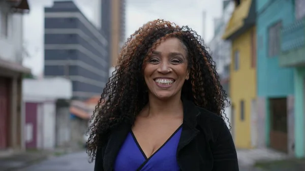 Latin Siyahi Bir Kadın Şehir Sokaklarında Gülümsüyor — Stok fotoğraf