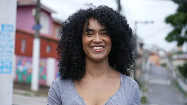 Une Heureuse Brésilienne Joyeuse Qui Tourne Tête Vers Caméra Riant — Photo