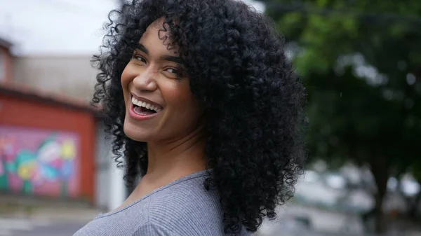 Neşeli Mutlu Brezilyalı Bir Kadın Başını Kameraya Çevirip Gülüyor — Stok fotoğraf